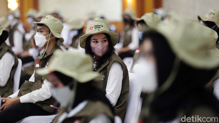 Menteri Sosial Tri Rismaharini bersama ketua komisi 8 DPR RI Yandri Susanto menyematkan topi dan ropi mahasiswa pejuang muda kampus merdeka di Kemensos RI, Jakarta, Rabu (13/10/2021). Kementerian Sosial melibatkan Pejuang Muda, yakni para mahasiswa dalam Program Kampus Merdeka guna mengatasi kemiskinan di Indonesia.