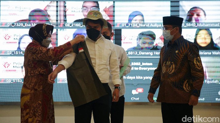 Mensos Beri Pembekalan Ribuan Penjuang Muda Kampus Merdeka Menteri Sosial Tri Rismaharini bersama ketua komisi 8 DPR RI Yandri Susanto menyematkan topi dan ropi mahasiswa pejuang muda kampus merdeka di Kemensos RI, Jakarta, Rabu (13/10/2021). Kementerian Sosial melibatkan Pejuang Muda, yakni para mahasiswa dalam Program Kampus Merdeka guna mengatasi kemiskinan di Indonesia.
