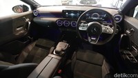 Nah, ketika masuk ke dalam kabin AMG A 35 4MATIC Sedan ini, aura sporty langsung terasa. Dengan nuansa serba hitam serta banyak material lembut dari mulai kulit hingga alcantara yang digunakan, membuat kita betah duduk berlama-lama di kabin sedan compact ini. Foto: Muhammad Hafizh Gemilang