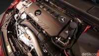 Berbeda dari yang Sedan tentunya, GLA 35 ini hadir dengan kabin yang lebih nyaman untuk keluarga. Dimensinya terasa lebih lega, apalagi dengan hadirnya panoramic roof yang besar. Di area kemudi, fitFoto: Muhammad Hafizh Gemilang