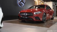 Mercedes-AMG A 35 4MATIC Sedan hadir dengan bahasa desain A Class teranyar dari Mercy. Dari depan, desain grille-nya menggunakan model twin louvres yang tampak manis. Namun juga dikawinkan dengan sejumlah body yang tajam khas AMG.  Foto: Muhammad Hafizh Gemilang