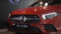 Satu hal yang kian menyenangkan dari Mercedes-AMG A 35 4MATIC Sedan ini adalah mobil ini dirakit di Wanaherang, Bogor, Jawa Barat. Makanya, mobil ini hadir dengan harga jual yang menarik serta menjadi AMG termurah yang dijual di Indonesia. Harga Mercedes-AMG A 35 4MATIC Sedan ini dibanderol Rp 995 juta dalam status off the road. Foto: Muhammad Hafizh Gemilang