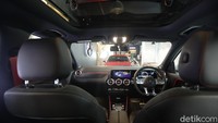 Berbeda dari yang Sedan tentunya, GLA 35 ini hadir dengan kabin yang lebih nyaman untuk keluarga. Dimensinya terasa lebih lega, apalagi dengan hadirnya panoramic roof yang besar. Di area kemudi, fitFoto: Muhammad Hafizh Gemilang