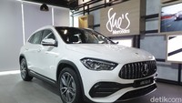 Baik Mercedes-AMG A 35 Sedan ataupun GLA 35, menggunakan mesin sama. Mesin 2.000 cc 4 silinder segaris yang dibekali twin-scroll exhaust gas turbocharged ini, dapat menggelontorkan tenaga sebesar 306 HP dan torsi 400 Nm. Namun berbeda dari yang Sedan ataupun Hatchback yang menggunakan transmisi 7-percepatan, AMG GLA 35 ini menggunakan transmisi 8G dual-clutch.  Foto: Muhammad Hafizh Gemilang