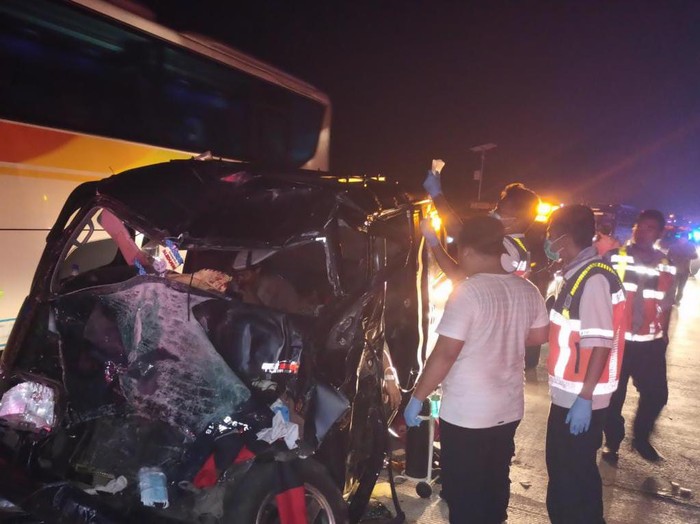 Minibus tabrak truk di Tol Cipali, soerang penumpang tewas