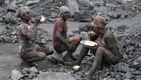 Stok batu bara di sebagian besar pembangkit listrik India telah turun ke tingkat yang sangat rendah. Central Electricity Authority (CEA) mencatat ada sebanyak 61 dari 135 pembangkit listrik tenaga batu bara di India memiliki pasokan batubara hanya dua hari, atau kurang. Stok batubara di 16 pembangkit listrik diantaranya telah turun ke nol. AP Photo/Aijaz Rahi  