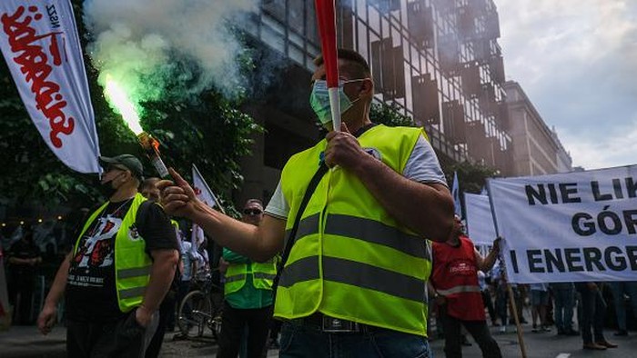 Krisis energi tengah menimpa sejumlah negara besar. Krisis energi yang terjadi memberikan dampak yang bermacam-macam. Mulai dari kekurangan pasokan BBM hingga krisis listrik.