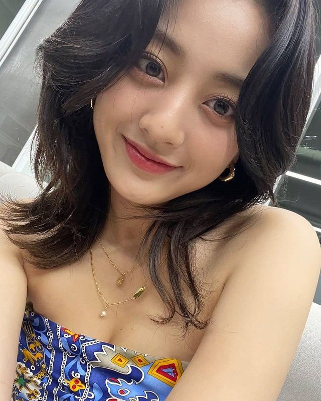 Model Rambut Pendek Wanita ala Artis Korea Jihyo TWICE