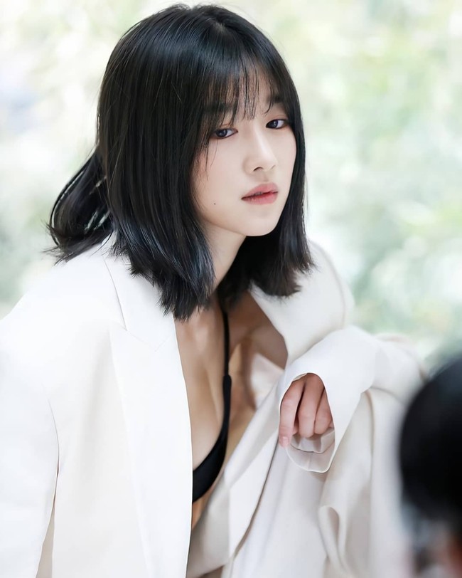 Seo Ye Ji menempati peringkat pertama daftar wanita tercantik di dunia versi KingChoice. Bintang drama Korea Eve itu mengalahkan 100 kandidat wanita lainnya. Foto-fotonya tanpa makeup pun sempat viral di media sosial. Foto: dok Instagram seoyeaji_1990