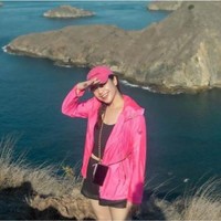 Sama-sama berada di pulau Padar, begini beda gaya Nagita Slavina dan Ayu Ting Ting. Jika Nagita lebih memilih mengenakan tanktop dan celana pendek hitam yang dipadukan dengan topi dan jaket berwarna merah muda, Ayu Ting Ting memilih mengenakan tenun khas Labuan Bajo. Foto: Instagram/@raffinagita1717 dan @ayutingting92