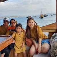 Sama-sama berpose di atas kapal, Nagita Slavina tampil kompak dengan Raffi Ahmad mengenakan kaos tie dye. Sedangkan Ayu Ting Ting terlihat berpose bersama keluarganya. Foto: Instagram/@raffinagita1717 dan @ayutingting92