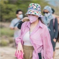 Sama-sama pernah mengunjungi pula Rinca, Nagita Slavina tampil cantik dengan tanktop putih dan celana hijau army yang dipadukan dengan kemaja merah muda yang dijadikan outer. Penampilannya itu kemudian dilengkapi dengan bucket hat warna warni. Foto: Instagram/@raffinagita1717 dan @ayutingting92