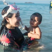 Berlibur ke pantai, begini beda gaya Nagita Slavina dan Ayu Ting Ting. Nagita tampil dengan baju renang warna hitam sedangkan Ayu Ting Ting mengenakan tanktop hitam garis-garis dan outer putih. Foto: Instagram/@raffinagita1717 dan @ayutingting92