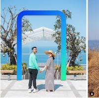 Sama-sama tampil cantik saat liburan, Nagita Slavina dan Ayu Ting Ting punya gaya busana sendiri yang berbeda. Nagita Slavina memilih tampil simple dengan mengenakan dress panjang garis-garis. Penampilannya itu dilengkapi dengan topi pantai berwarna coklat. Sedangkan Ayu Ting Ting memilih mengenakan crop top sabrina coklat yang dipadukan dengan celana jeans pendek. Foto: Dok. Instagram/@raffinagita1717 dan @ayutingting92