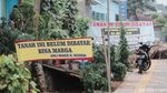 Nah Loh! Spanduk Tanah Belum Dibayar Mejeng di JPO Tapal Kuda