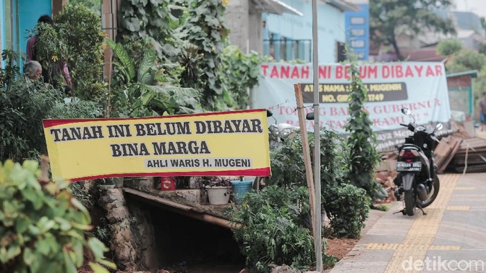Nah Loh! Spanduk 'Tanah Belum Dibayar' Mejeng di JPO Tapal Kuda Sejumlah spanduk bertulisakan 'Tanah Ini Belum Dibayar' terpampang di sejumlah bidang tanah di dekat Flyover tapal kuda Tanjung Barat.