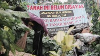 Menurut pernyataan warga sekitar, hanya tanah tersebut saja yang masih belum dilakukan ganti rugi.