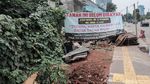 Nah Loh! Spanduk Tanah Belum Dibayar Mejeng di JPO Tapal Kuda
