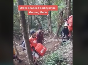 Totalitas! Ojol ShopeeFood Daki Gunung Gede Pangrango Antar Makanan