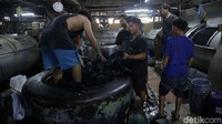 Sebanyak 25 pekerja bekerja di industri rumahan ini. 