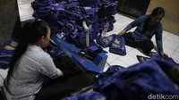 Industri rumahan ini mampu mewarnai jeans sebanyak 1.0000 potong. 
