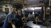 Para pekerja menyelesaikan pekerjaan secara gotong-royong.