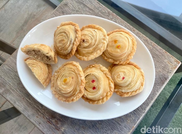 Pastel Mama Yam: Puas Ngemil Pastel Pastry Isi Ragout dan Lotus Biscoff yang Melimpah