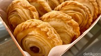 Pastel pastry kini jadi camilan gurih favorit banyak orang. Adonannya merupakan pastry yang mirip dengan curry puff yang terkenal di Malaysia dan Singapura.