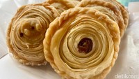 Pembuatan pastel pastry digilas dua kali dibanding pastel biasa. Paling sulit itu membuat pastel yang pastry-nya berlapis (layer) dan renyah, kata Marcelina selaku pemilik Pastel Mama Yam. 