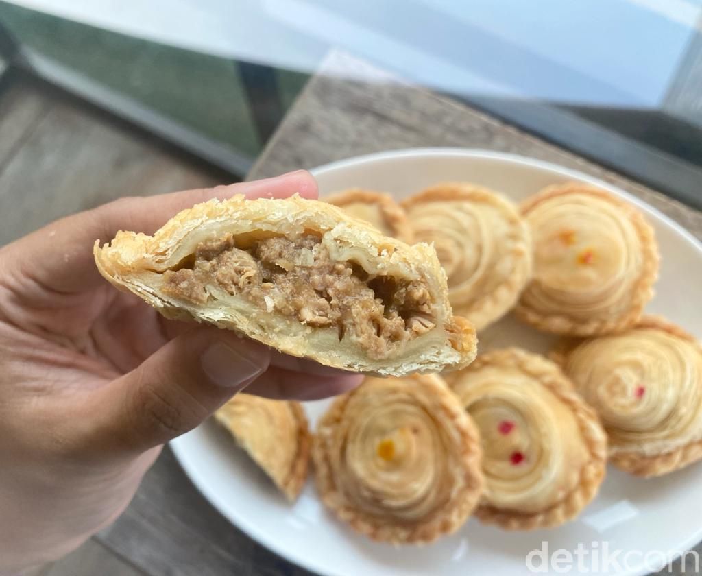 Pastel Mama Yam: Puas Ngemil Pastel Pastry Isi Ragout dan Lotus Biscoff yang Melimpah