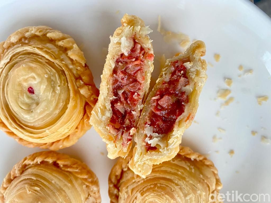 Pastel Mama Yam: Puas Ngemil Pastel Pastry Isi Ragout dan Lotus Biscoff yang Melimpah