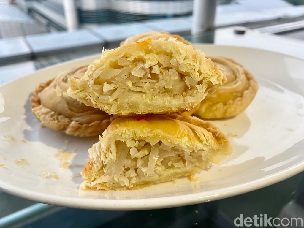 Pastel Mama Yam: Puas Ngemil Pastel Pastry Isi Ragout dan Lotus Biscoff yang Melimpah