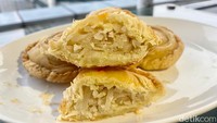 Bagi pencinta lumpia pasti terpuaskan dengan pastel bengkuang ini. Pastel Mama Yam menggunakan irisan bengkoang utuh sebagai isian pastel. Teksturnya lembut dan sedikit renyah.