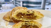 Pastel Lotus Biscoff jadi salah satu menu terlaris. Isiannya selai speculoos Lotus Biscoff yang wangi. Jumlahnya yang melimpah benar-benar memuaskan pencinta rasa manis. Saat digigit tercecap manis yang legit enak. 