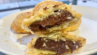 Untuk pencinta manis, pastel cokelat bisa jadi pilihan. Dibuat dari dark cooking chocolate, teksturnya lumer dan creamy. 