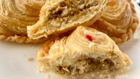 Bagi kamu pencinta kari, pastel isi kari Jepang ini wajib dicoba. Didominasi rasa gurih, aroma dan rasa khas karinya begitu kuat, namun tetap enak.
