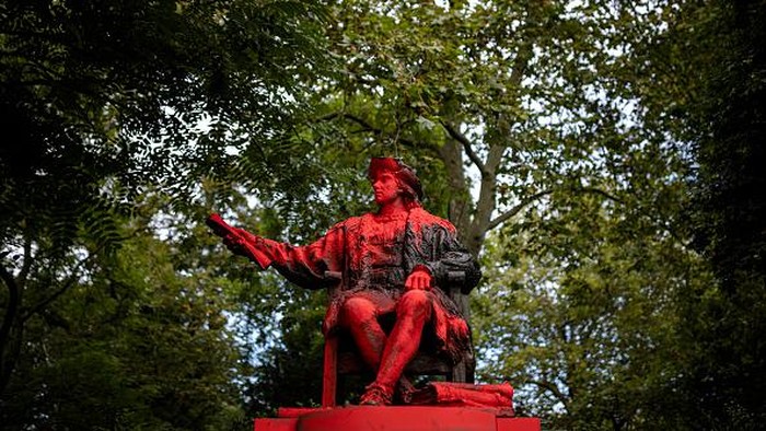 Patung Christopher Columbus di London Bersimbah Cat Merah LONDON, ENGLAND - OCTOBER 12: Red paint covers a statue of Christopher Columbus in Belgrave Square Gardens on October 12, 2021 in London, England. The defacing of the statue appears to coincide with the Columbus Day holiday, which many countries in the Americas celebrate on October 12. The holiday is observed on second Monday in October in the United States. (Photo by Rob Pinney/Getty Images)