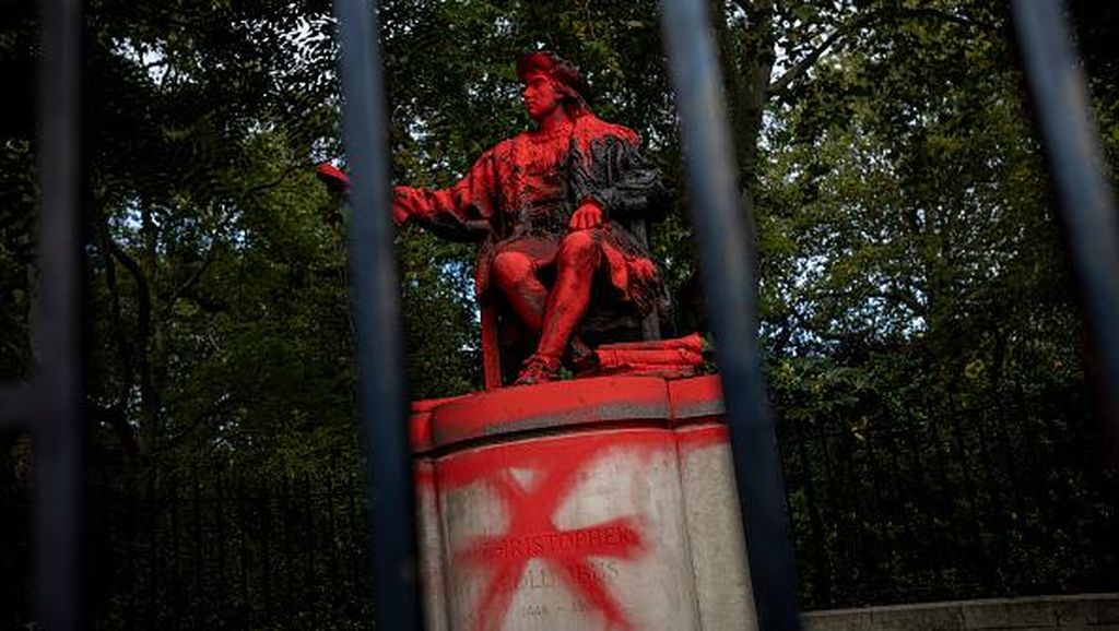 Duh, Patung Christopher Columbus di London Bersimbah Cat Merah