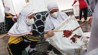 Sejumlah siswa mengikuti pelatihan membatik di Museum Batik Pekalongan, Jawa Tengah, Rabu (13/10/2021).