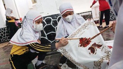 Siswa SD di Pekalongan Diajari Membatik