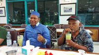 Dalam kesempatan itu, Haji Sasa juga mengajak Kakek Suhud untuk makan bersama. Dia berjanji akan membiayai kehidupan Kakek Suhud dan anak-anaknya yang sudah di-PHK. (dok Istimewa)
