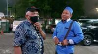 Dia memberikan santunan uang Rp 10 juta kepada Kakek Suhud sebagai modal berjualan buku. (dok Istimewa)