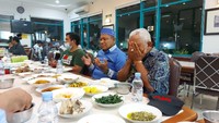 Saya harap kejadian seperti yang dialami Pak Suhud tak terulang kembali, sebagai masyarakat harusnya kita saling menghormati apa lagi kepada orang tua, saya juga sudah menganggap Pak Suhud sebagai orang tua angkat saya, ucap Sasa. (dok Istimewa)