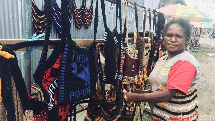 Penjual noken di sekitar Graha Eme Neme Youware, Mimika.