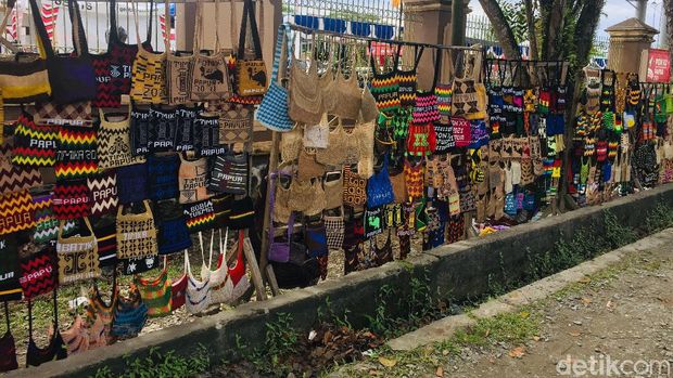 Penjual noken di sekitar Graha Eme Neme Youware, Mimika.