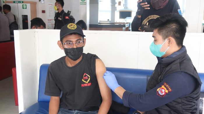 Polda Banten kembali menggelar pelayanan vaksinasi COVID-19 dosis pertama dan kedua bagi masyarakat di kapal feri penyeberangan Pelabuhan Merak-Bakauheni. (dok Polda Banten)