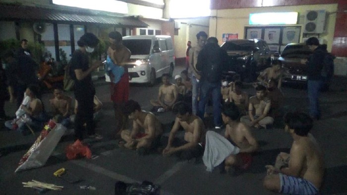 Polisi Tangkap Belasan Pria yang Hendak Tawuran di Makassar, Sita Sajam (Foto: Istimewa)
