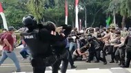Jabar Hari Ini: Teras Cihampelas Mati Suri-Polisi Smackdown Mahasiswa Ditahan