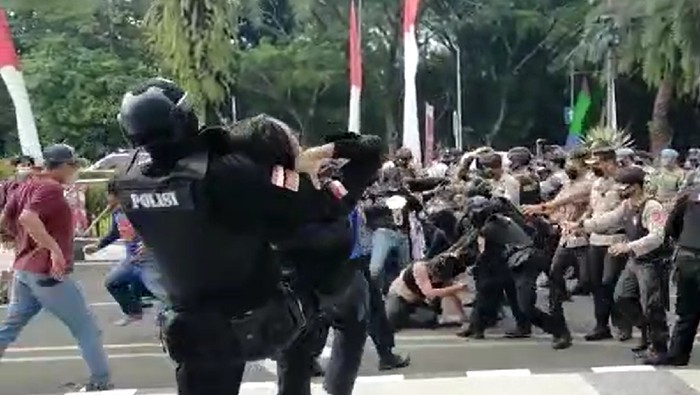 Polisi bubarkan demo mahasiswa di Tangerang