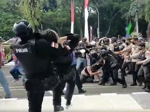 Jabar Hari Ini: Teras Cihampelas Mati Suri-Polisi Smackdown Mahasiswa Ditahan